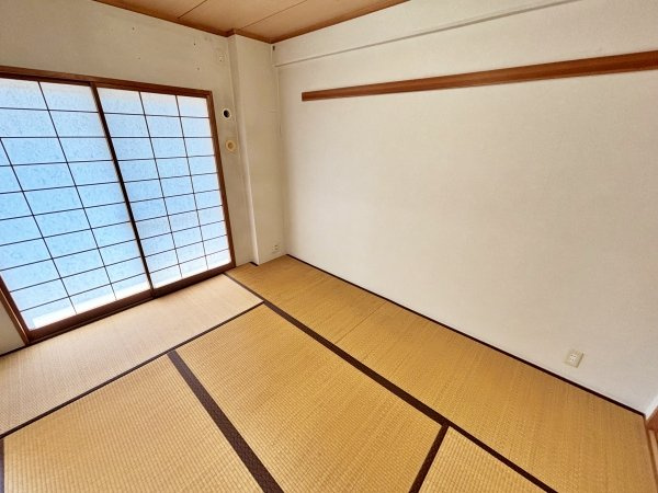 南面の明るい和室部分（押入れ付）