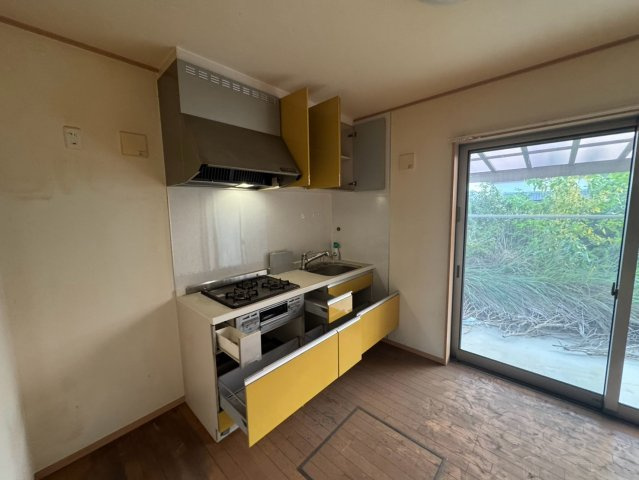 【キッチン】 | -三丁目不動産-　熊谷市円光1丁目　平成24年8月築 | コンパクトなキッチンで掃除もラクラク