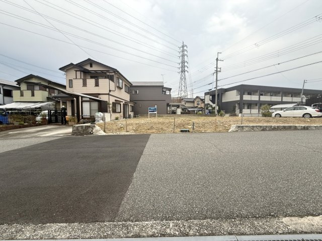 三田市南が丘2丁目土地　1号地の前面道路含む現地写真