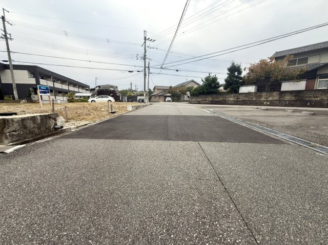 三田市南が丘2丁目土地　1号地の前面道路含む現地写真