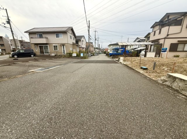 三田市南が丘2丁目土地　1号地の前面道路含む現地写真