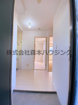 【内装】 | 　WESTヒルズ岸和田 | 明るい色調の室内です