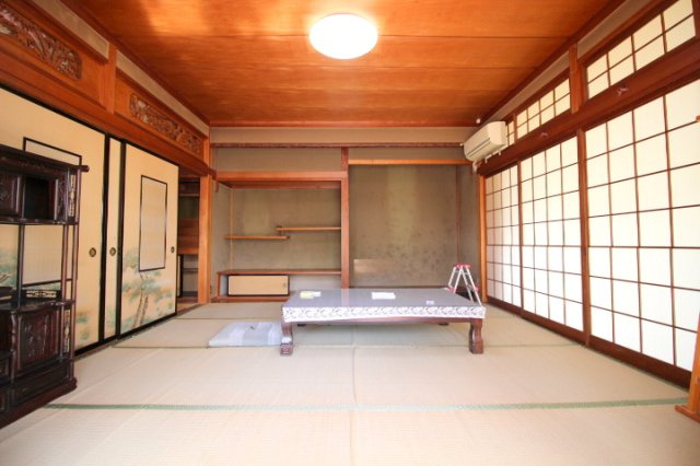 河崎中古戸建の和室|室内の状況も綺麗な不動産になります♪落ち着く和室8帖になります。