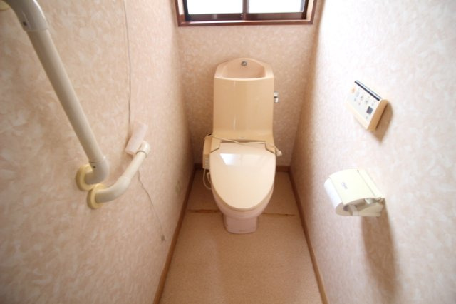 河崎中古戸建のトイレ|トイレは男子と女子に分かれています♪
