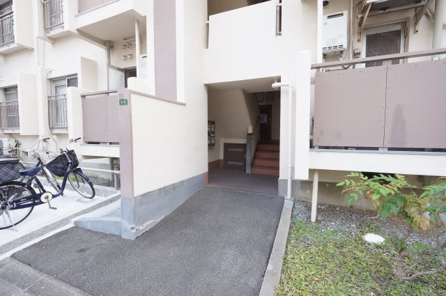 深江橋コーポＥ棟の外観