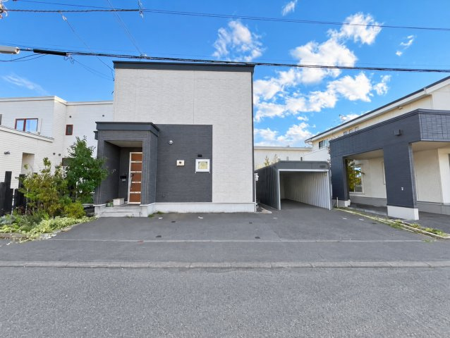 あいの里３条８丁目 戸建の外観|玄関前、車庫前、車庫内の計３台駐車可能（車種による）