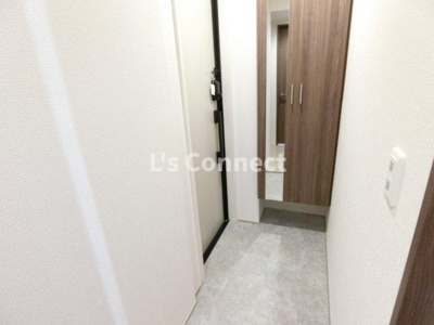 【玄関】 | Ｄ－ＲＯＯＭすいせん通り | 背の高い下駄箱には鏡付きで身だしなみチェック。