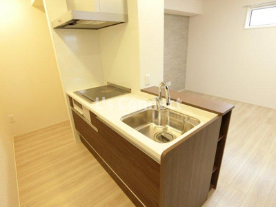 【キッチン】 | Ｄ－ＲＯＯＭすいせん通り | ２口ＩＨとラジエントヒーターの３口システムキッチン。