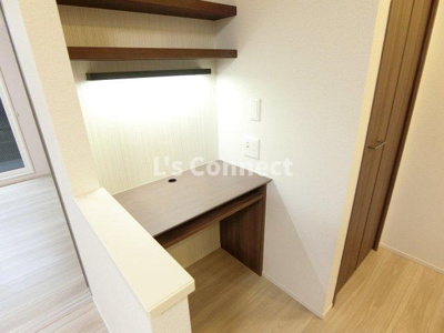 【設備】 | Ｄ－ＲＯＯＭすいせん通り | 机としても使える棚があります。