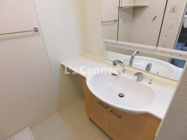 【洗面所】 | Ｄ－ｒｏｏｍ泉中央 | 朝の支度もスムーズな独立洗面台。