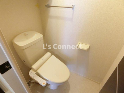 【トイレ】 | Ｄ－ｒｏｏｍ泉中央 | 温水洗浄便座付きのトイレ。