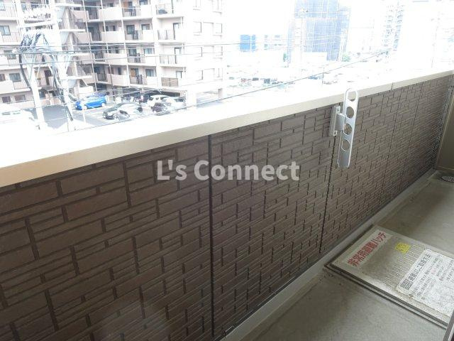 【バルコニー】 | Ｄ－ｒｏｏｍ泉中央 | ３階のお部屋で洗濯物もたくさん干せます。