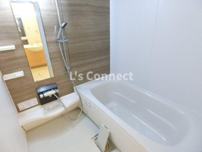 【浴室】 | Ｄ－ｒｏｏｍ泉中央 | 足を伸ばして入れる１坪浴室。追焚き機能付き。