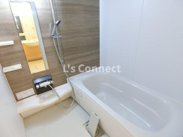 【浴室】 | Ｄ－ｒｏｏｍ泉中央 | 足を伸ばして入れる１坪浴室。追焚き機能付き。
