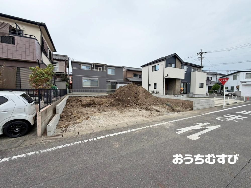 小牧市西之島第2（全1棟）の前面道路含む現地写真