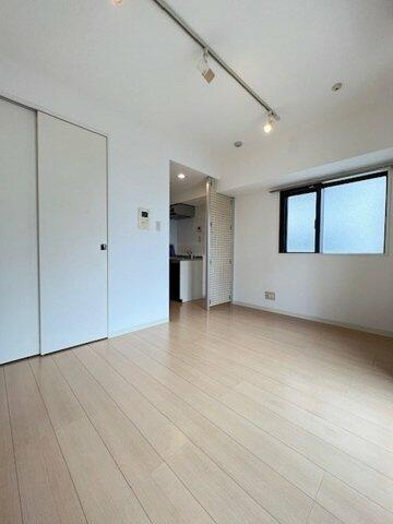 新品家具付きマンション市谷薬王寺町８（ＫａＧｏｏｄ東京）の居間・リビング
