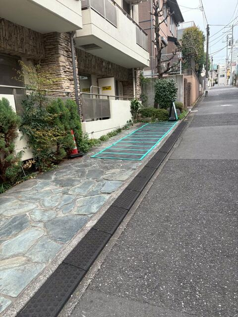 アザレア安藤の駐車場