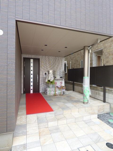 ウエルスHANAのエントランス