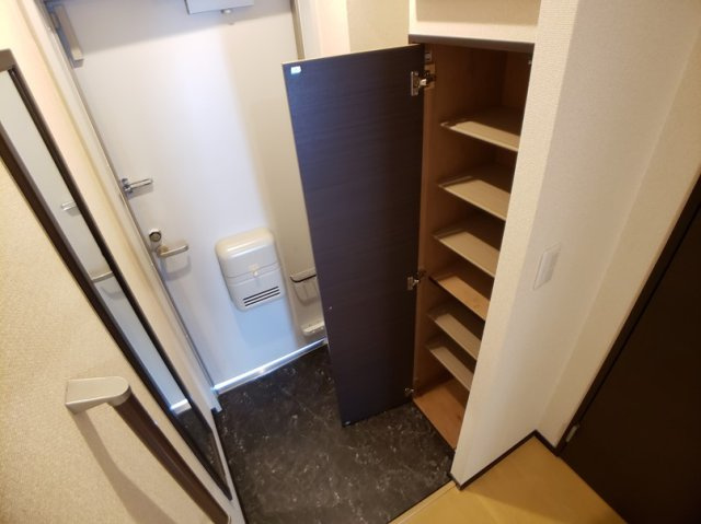 レオネクストＬ栄谷の玄関