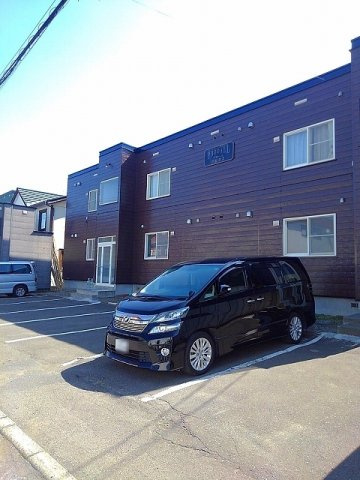 プラドールハピネスの駐車場