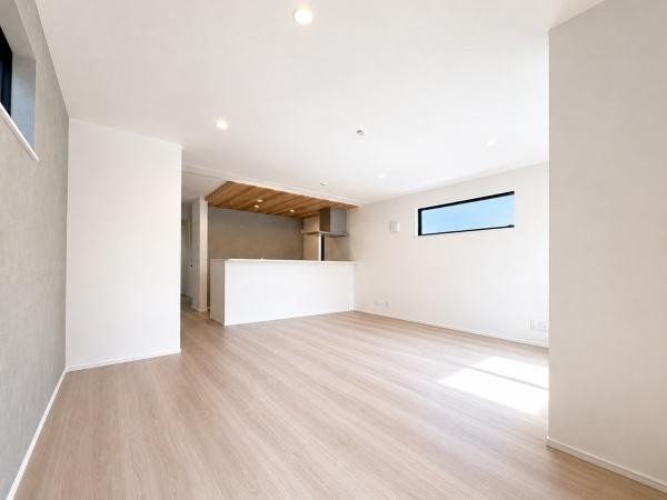 横浜市中区本牧間門の新築一戸建の居間・リビング|対面式のキッチンはお料理中でも家族とのお話も弾みます。
