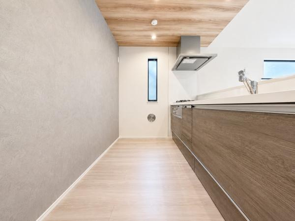 横浜市中区本牧間門の新築一戸建のキッチン|広々としたキッチンは、
落ち着いて料理が出来ます！