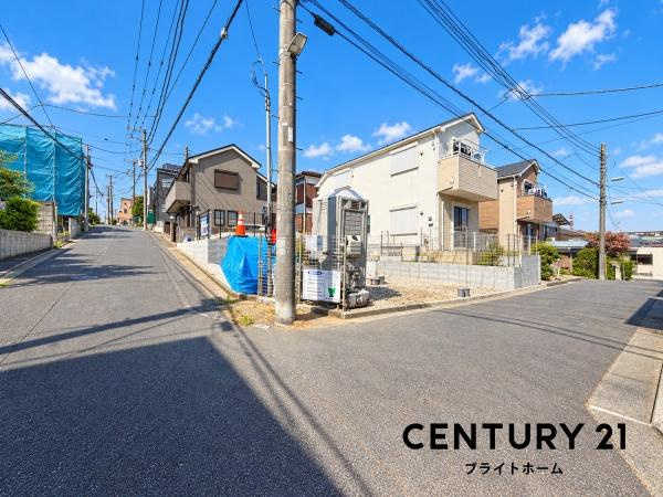 横浜市保土ケ谷区法泉３丁目の新築一戸建の前面道路含む現地写真|陽当りの良さが伝わります。
是非一度、現地へ起こしください。

