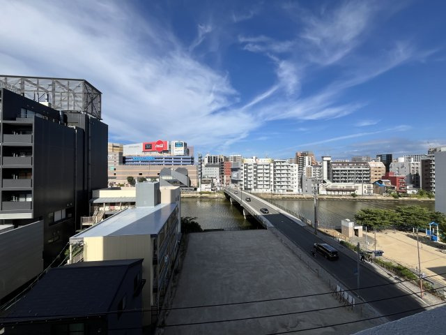 【展望】 | アンピール天神東 | 前面はさえぎる高層ビルもなく、美しい青空の眺望が広がります