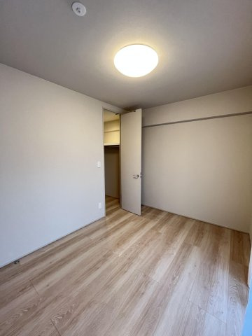 【洋室】 | アンピール天神東 | 6帖の洋室。バルコニーに面した明るいお部屋です