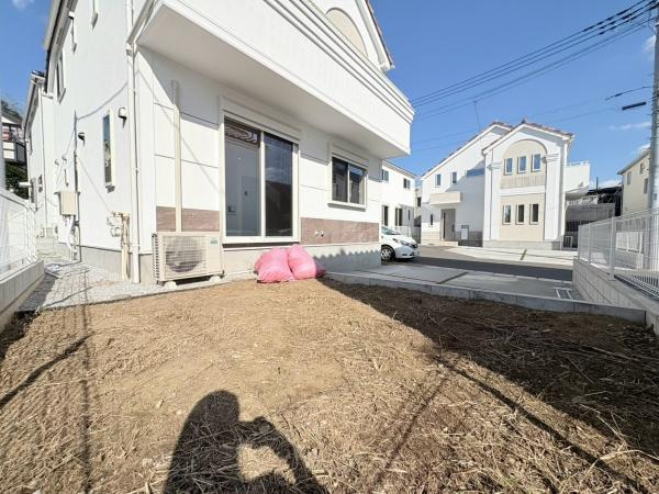 川崎市麻生区王禅寺東５丁目の新築一戸建の庭|駐車場後ろ側にちょっとしたお庭スペースがあり家庭菜園などお好きな趣味の場としてお使いいただけます。