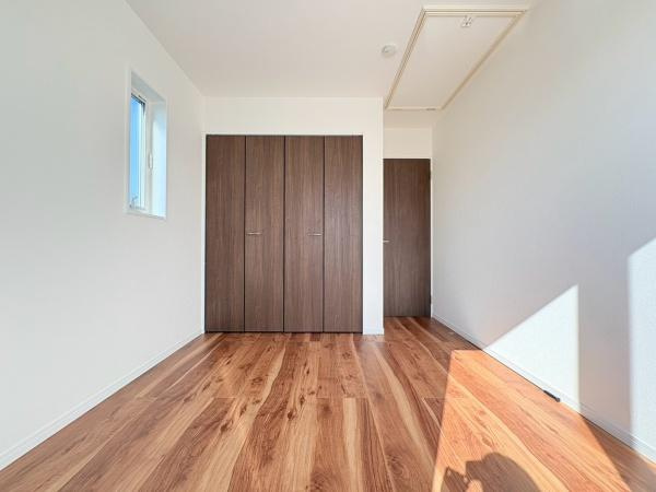 川崎市麻生区王禅寺東５丁目の新築一戸建の子供部屋|子供部屋や5.25帖！バルコニーに面しているお部屋でとても明るいです。屋根裏収納があり沢山の収納ができます♪