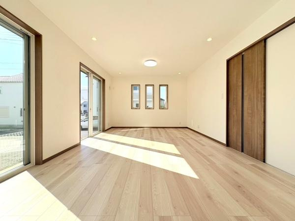 川崎市麻生区王禅寺東５丁目の新築一戸建の居間・リビング|窓から入る自然光が溢れ日中は照明がなくても明るいです！インテリアを考えやすい間取りになっていて家具・家電を置いても充分なスペースがありそうです。