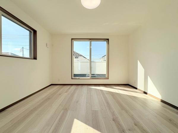 川崎市麻生区王禅寺東５丁目の新築一戸建の洋室|洋室7.62帖！バルコニーに面していて明るく陽当り良好です！