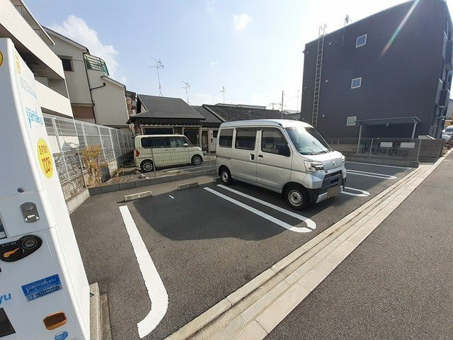 メゾン－６の駐車場