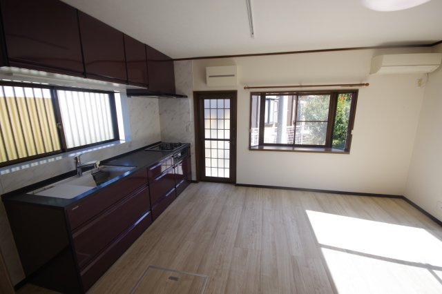 小山市大字喜沢　戸建の居間・リビング|約9.5帖のLDK、お綺麗にリフォーム済です