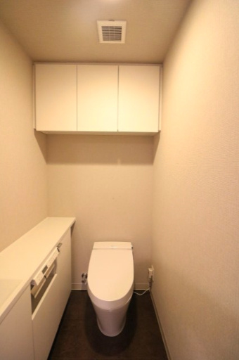 プレサンスロジェ大垣駅前のトイレ|トイレは戸棚が設置してあります。トイレットペーパーなどの消耗品を収納できるので便利です。
