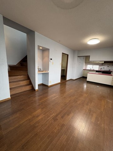 小寺町★事務所付・中古戸建て＋駐車場の居間・リビング|2F部分　改装してカフェ・事務所など自由にできます