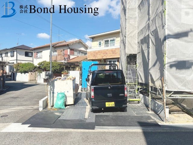 駐車並列２台　全室南向き　WIC付　玉津町新方　A号棟　新築戸建の前面道路含む現地写真