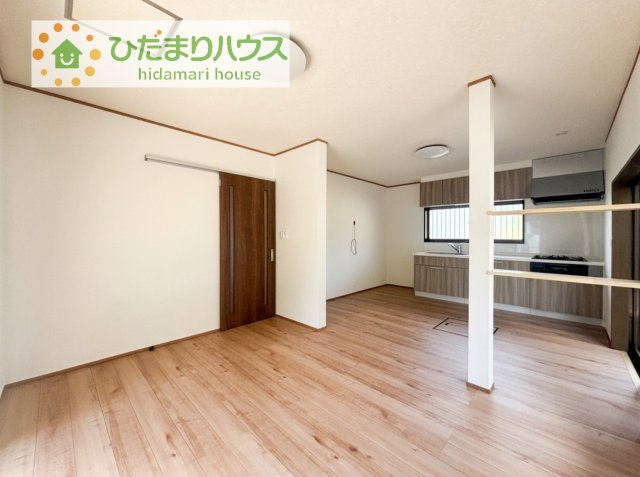 【居間・リビング】 | 筑西市関舘　中古戸建 | お子様が元気に遊べる広々としたリビングです！