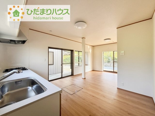 【居間・リビング】 | 筑西市関舘　中古戸建 | リビングの窓からはあたたかな日差しが差し込みます(*'▽')