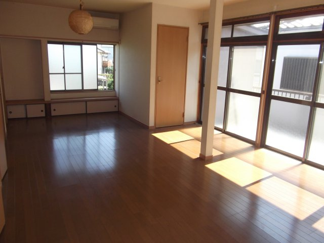 川崎市中原区井田１丁目のアパートの居間・リビング