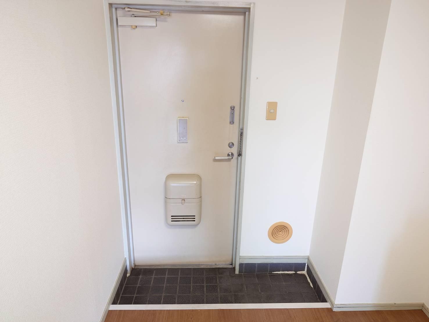 マンション　ニッソーの玄関