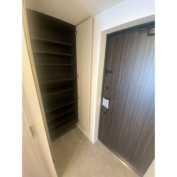 S-RESIDENCE堀田駅前の玄関