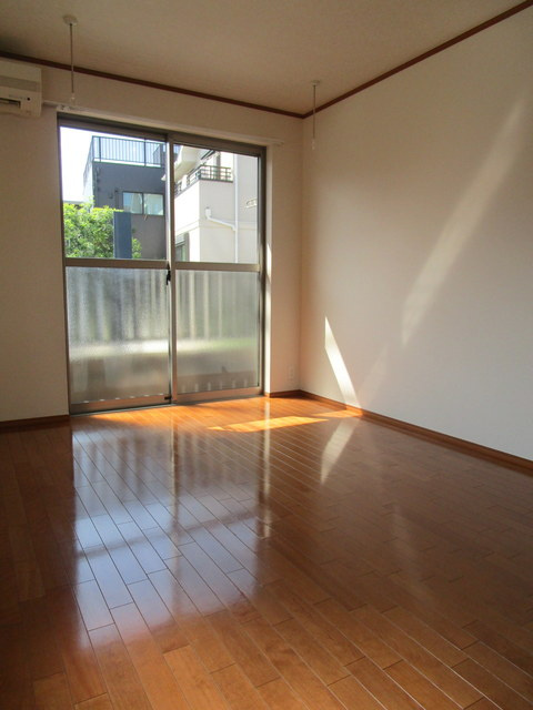 ベルメゾン鷺宮の居間・リビング|★角部屋２面採光の明るいお部屋★