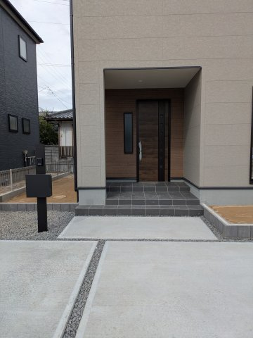 【平下平窪第12／全3棟　2号棟】　平第四小・第一中　長期優良住宅の玄関|◆玄関の写真です◆
玄関の写真です。断熱玄関ドアなので、冷気や暖気の侵入や流出を抑えてくれます。
お洒落で明るい玄関は、お客様にも喜ばれそうです♪♪

