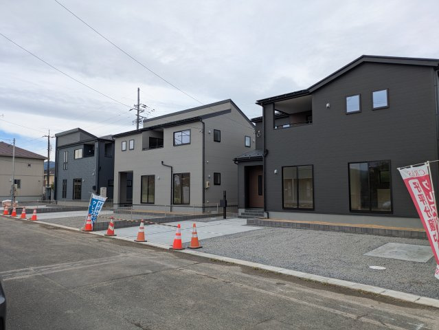 【平下平窪第12／全3棟　2号棟】　平第四小・第一中　長期優良住宅の前面道路含む現地写真|◆外観の写真です◆＼楽しみが広がる憧れのマイホーム (^^♪／


