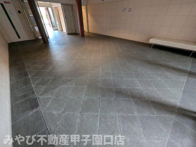 ハイツ甲四公園のエントランス