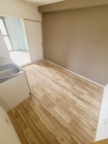 岡本マンションの居間・リビング