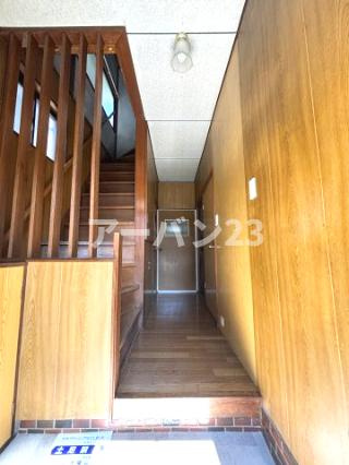 アート多摩湖町貸家の玄関