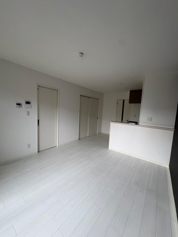 プレジール高取山町A棟の居間・リビング|こちらの居間で趣味の時間をお楽しみください